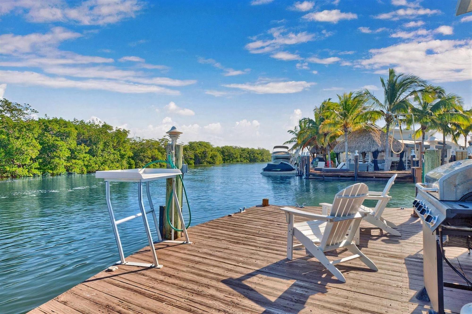 Tiny On Waterfront, Bay Views, Deck, Pool Holiday home