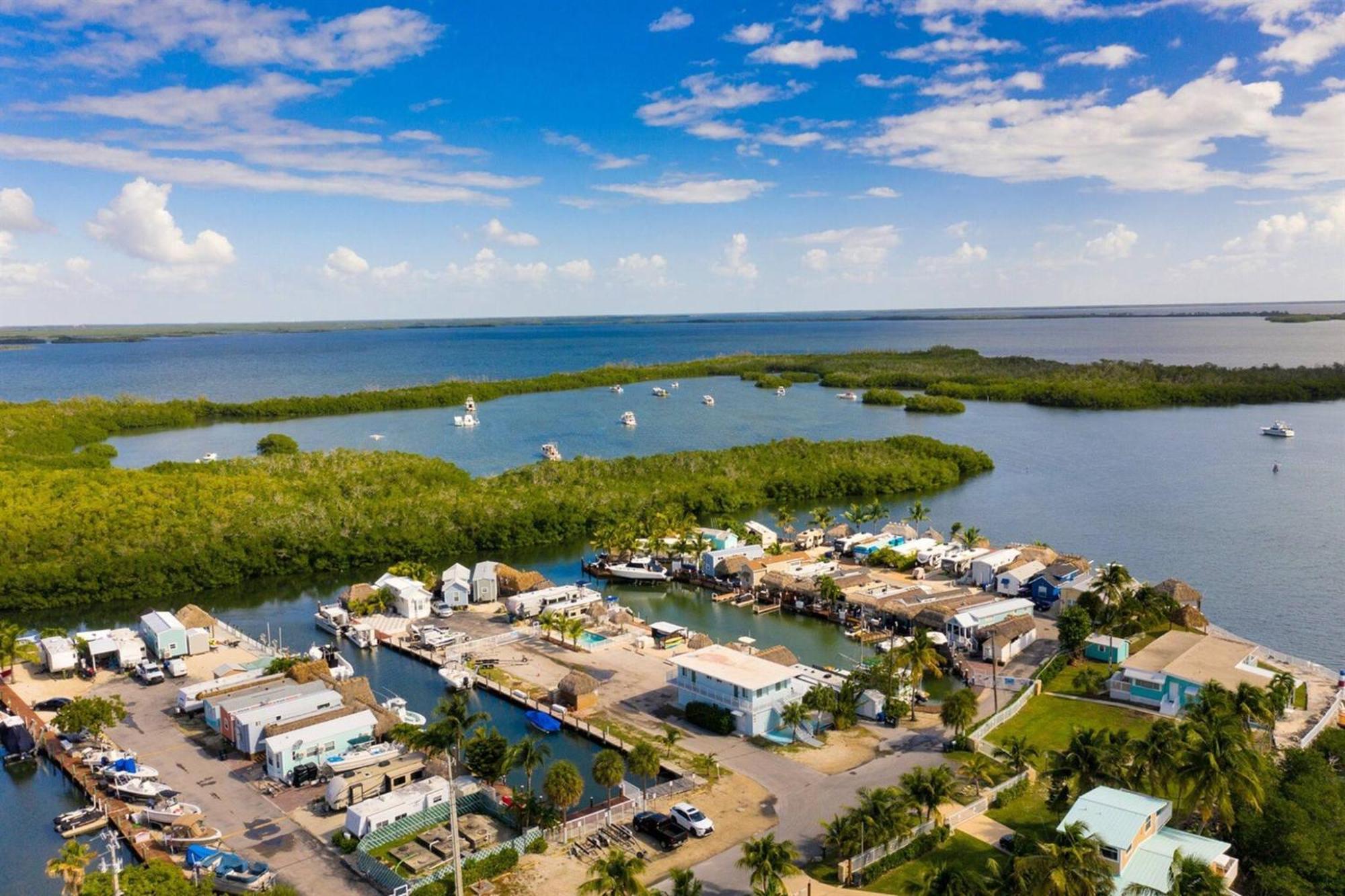 Tiny On Waterfront, Bay Views, Deck, Pool Holiday home Jewfish