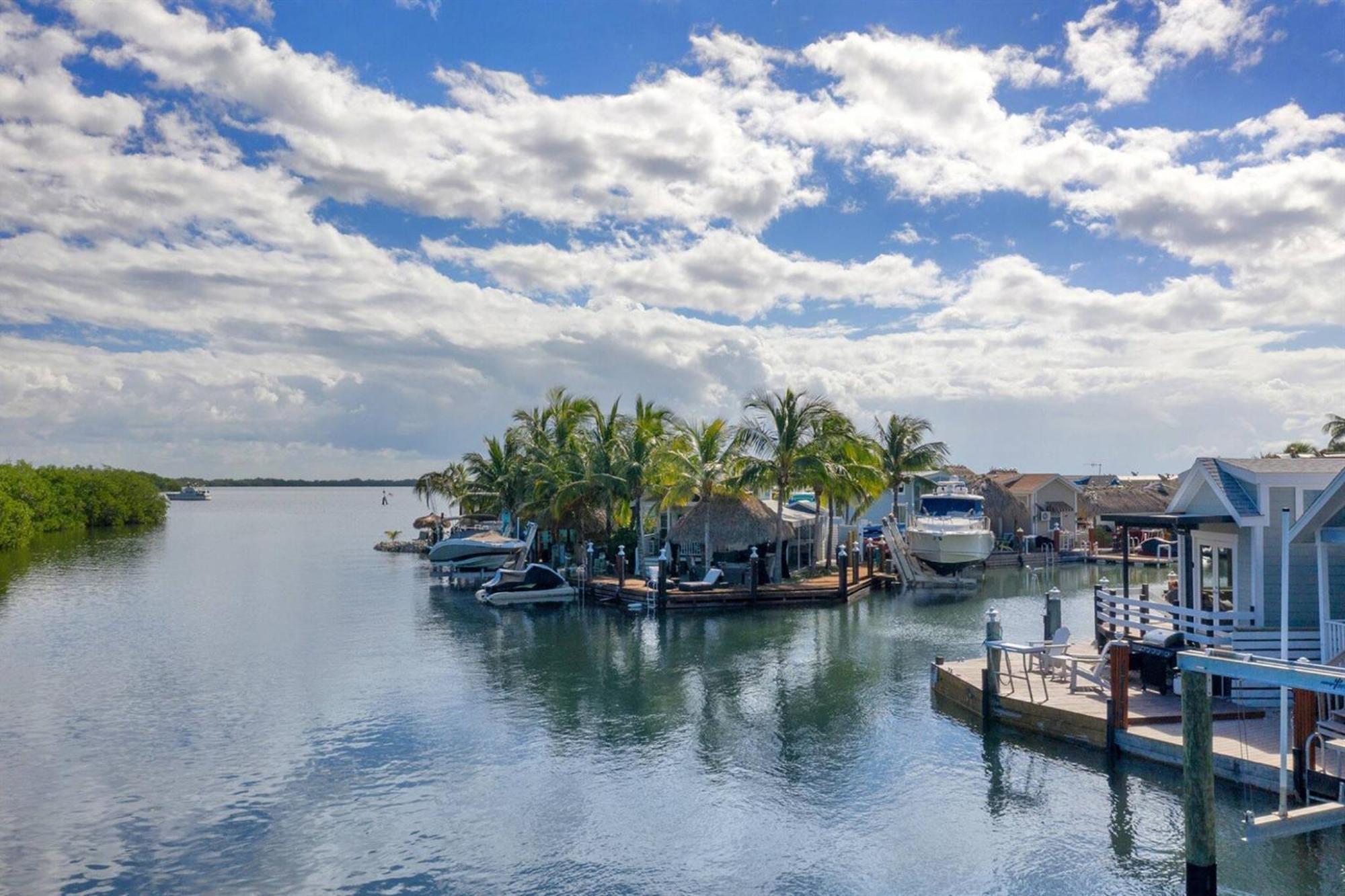 Tiny On Waterfront, Bay Views, Deck, Pool Holiday home