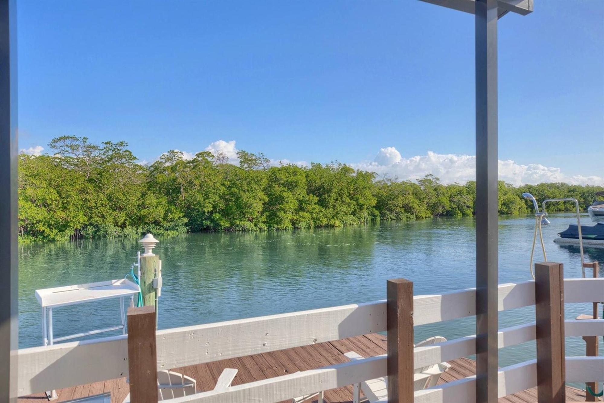 Tiny On Waterfront, Bay Views, Deck, Pool Holiday home Jewfish