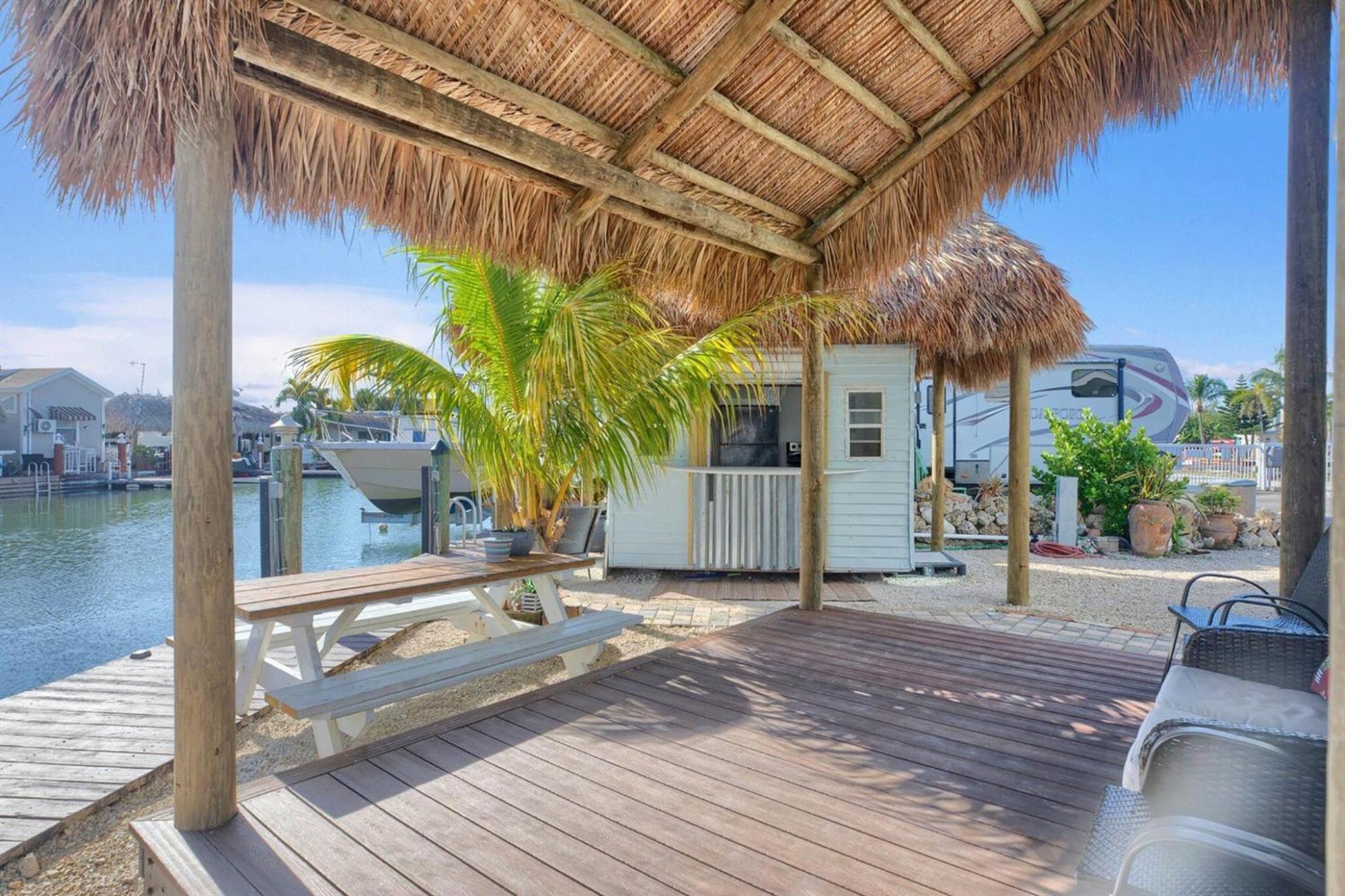 Tiny On Waterfront, Bay Views, Deck, Pool *