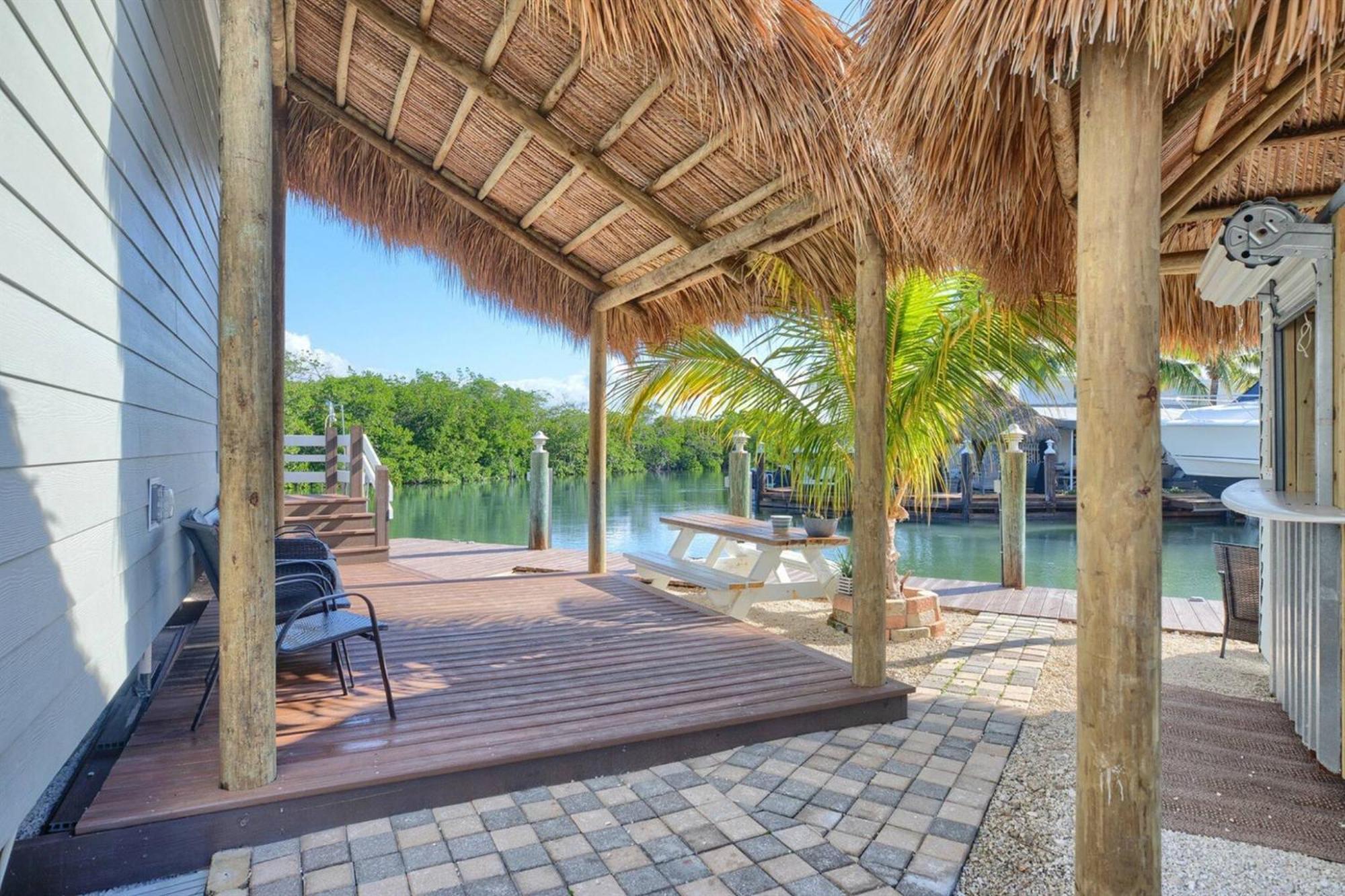 Tiny On Waterfront, Bay Views, Deck, Pool Holiday home Jewfish