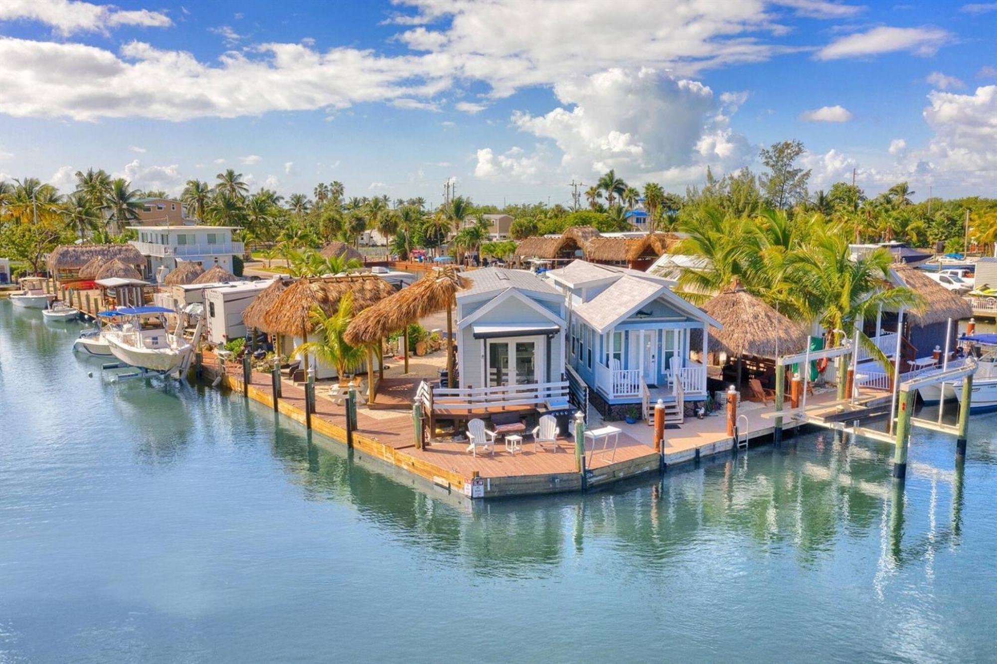 Holiday home Tiny On Waterfront, Bay Views, Deck, Pool