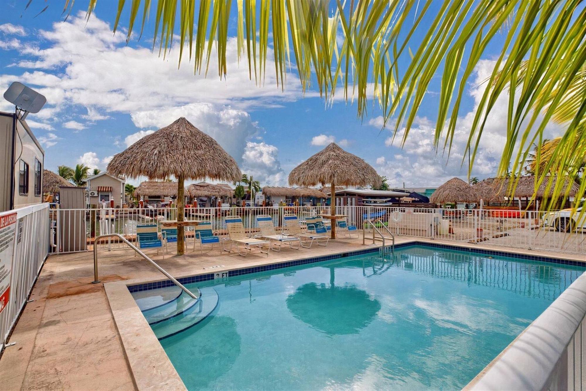 Tiny On Waterfront, Bay Views, Deck, Pool Holiday home