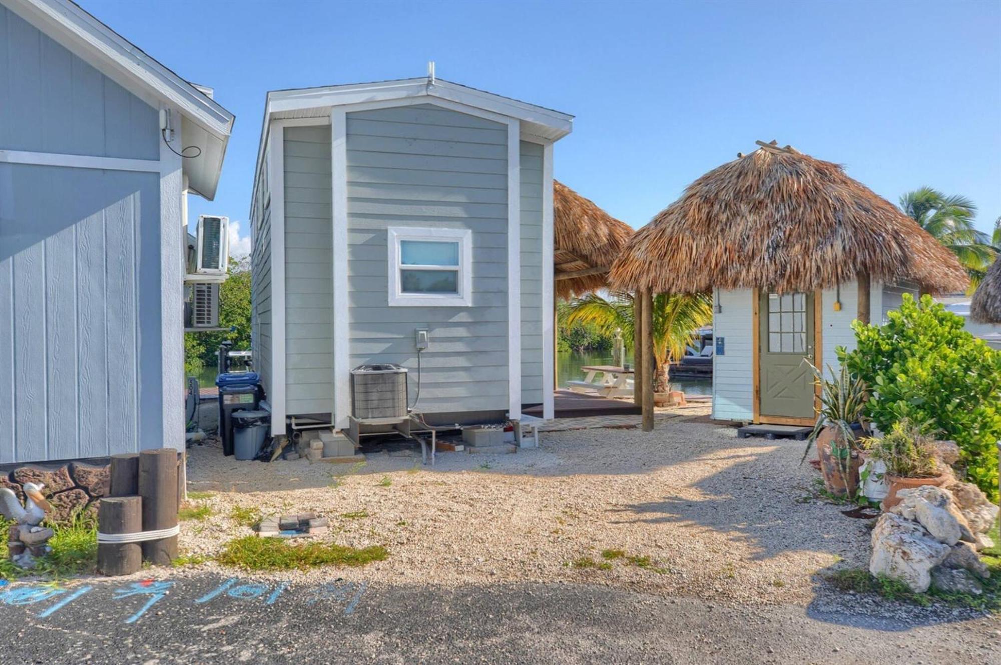 Tiny On Waterfront, Bay Views, Deck, Pool Jewfish